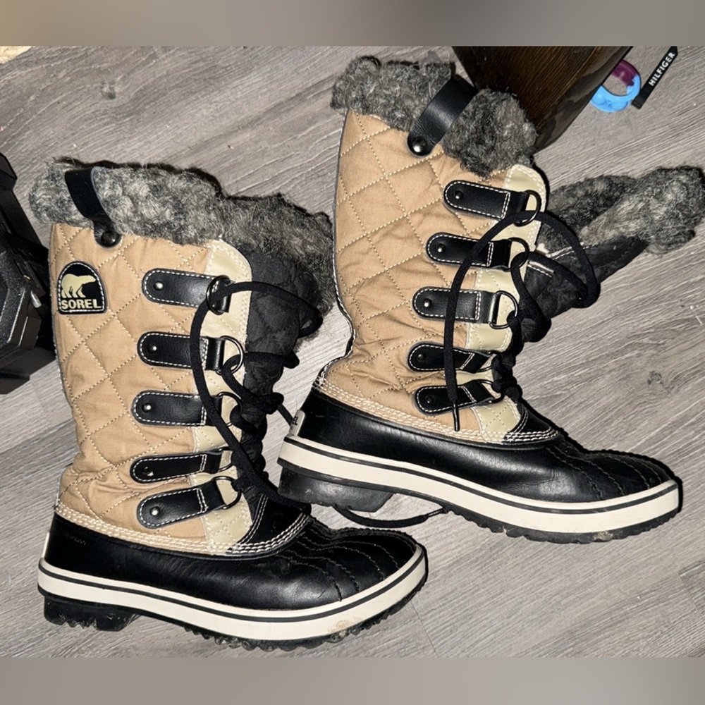 Sorel Joan of Artic Tan and Black Quilted Winter Boots